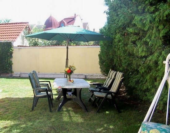 inside garden, free parking, cheap apartments/room - Akacia Apartment Budapest