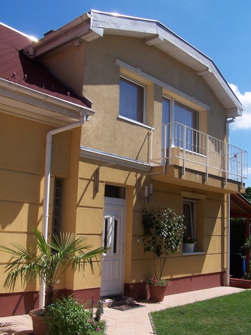 the building of Akacia Private Apartment Budapest, 
cheap accomodation Budapest flat, Hungary Budapest rooms, furnished holiday apartments, cheap flats for rent with Internet